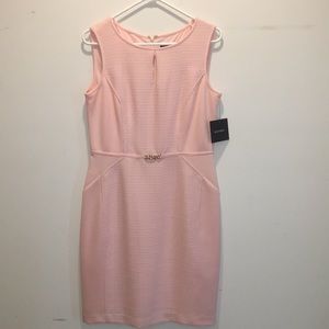 Ellen Tracy Keyhole Gold Hardware-Belt Details